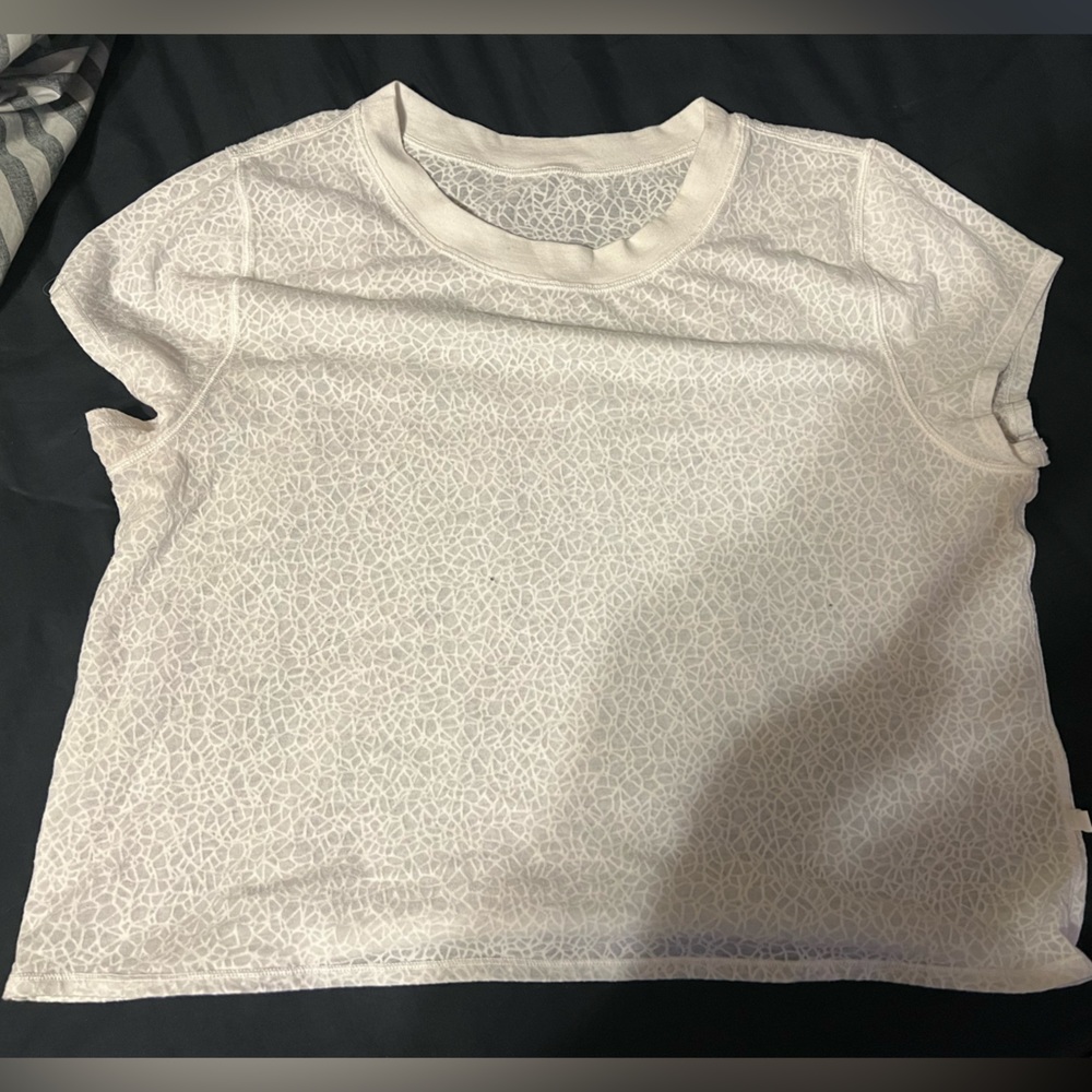 Lululemon Cropped Tee- White Stone Pattern